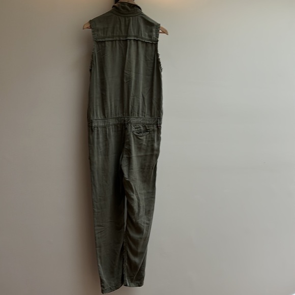 Sleeveless Jumpsuit in Military
Etienne Marcel
Color:Military - Picture 2 of 4